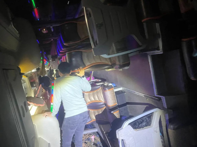 Suasana di dalam Bus rombongan jemaah umrah asal Jambi seusai kecelakaan di Tungkal Jaya Kabupaten Muba. Foto : Dok. Kecamatan Tungkal Jaya