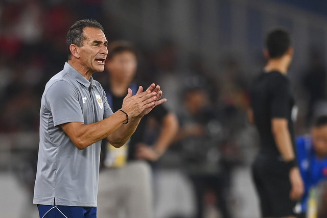 Pelatih kepala Timnas Indonesia U-23 Gerald Vanenburg memberikan instruksi kepada pemainnya saat melawan Timnas Vietnam U-23 pada pertandingan final Piala AFF U-23 2025 di Stadion Utama Gelora Bung Karno (SUGBK), Senayan, Jakarta, Selasa (29/7/2025). Foto: Dhemas Reviyanto/ANTARA FOTO