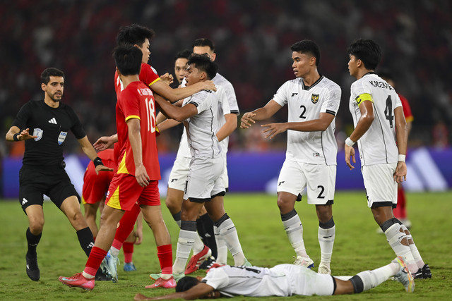 Pesepak bola Timnas Vietnam U-23 Dinh Bac Nguyen (kedua kiri) mencekik pesepak bola Timnas Indonesia U-23 pada pertandingan final Piala AFF U-23 2025 di Stadion Utama Gelora Bung Karno (SUGBK), Senayan, Jakarta, Selasa (29/7/2025). Foto: Dhemas Reviyanto/ANTARA FOTO
