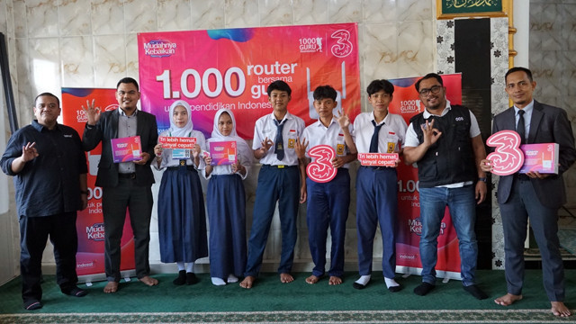 Penyerahan secara simbolis router internet untuk membantu pelajar oleh Indosat Ooredoo Hutchison lewat brand Tri. (foto: istimewa)