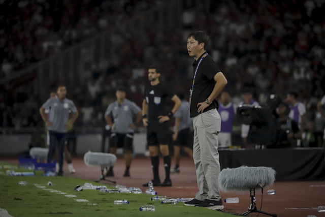 Pelatih Timnas Vietnam U-23 Sang Sik Kim menyaksikan anak asuhannya bertanding melawan Timnas Indonesia U-23 pada pertandingan final Piala AFF U-23 2025 di Stadion Utama Gelora Bung Karno (SUGBK), Senayan, Jakarta, Selasa (29/7/2025). Foto: Jamal Ramadhan/kumparan