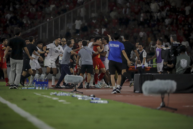 Pemain dan ofisial Timnas Indonesia U-23 terlibat keributan dengan pemain serta ofisial Timnas Vietnam U-23 pada pertandingan final Piala AFF U-23 2025 di Stadion Utama Gelora Bung Karno (SUGBK), Senayan, Jakarta, Selasa (29/7/2025). Foto: Jamal Ramadhan/kumparan