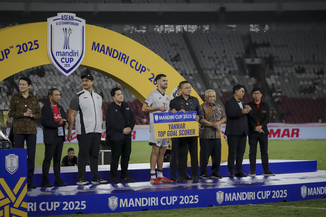 Presiden AFF Khiev Sameth menyerahkan trofi pencetak gol terbanyak kepada pesepak bola Timnas Indonesia U-23 Jens Raven usai pertandingan melawan Timnas Vietnam U-23 pada final Piala AFF U-23 2025 di Stadion Utama Gelora Bung Karno, Jakarta, Selasa. Foto: Jamal Ramadhan/kumparan