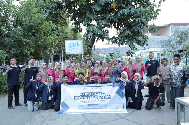 Mahasiswa KKNT Literasi IPB University bersama pengurus TBM Kampoeng Mbaca dan Pemerintah Desa Paningkiran. 
