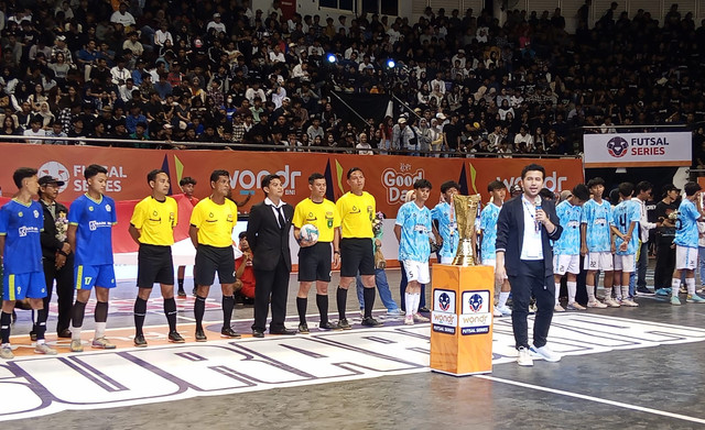 Wagub Jatim Emil Dardak saat membuka Futsal Series 2025 di Surabaya, Selasa (29/7) malam. Foto: Masruroh/Basra