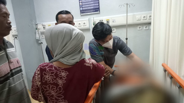 Petugas saat lakukan identifikasi mayat Erdin Saputra (28), yang meninggal dunia akibat tersengat listrik. Selasa (09/06/2025) (Aset: Istimewa)