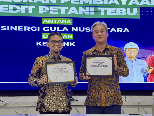 Chief Finance Officer PT Sinergi Gula Nusantara, Hariyanto (kiri) dan Chief Strategy Officer KB Bank Indonesia, Han Jung Ho (kanan) pada penandatanganan perjanjian pembiayaan tebu senilai Rp 400 miliar di Surabaya. Foto: Dok. KB Bank