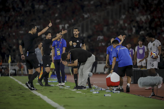 Wasit Takasaki Koji memberikan kartu kuning kepada Pelatih Timnas Vietnam U-23 Sang Sik Kim pada pertandingan final Piala AFF U-23 2025 di Stadion Utama Gelora Bung Karno (SUGBK), Senayan, Jakarta, Selasa (29/7/2025). Foto: Jamal Ramadhan/kumparan