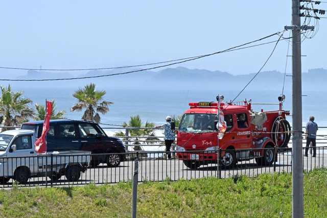 Orang-orang mengamati wilayah pesisir dari dataran tinggi setelah Jepang mengeluarkan peringatan evakuasi menyusul peringatan tsunami, di Pantai Yotsukura, Iwaki, Prefektur Fukushima, Jepang, Rabu (30/7/2025). Foto: Kyodo/via REUTERS