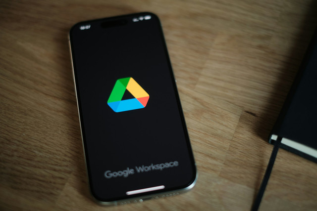 Ilustrasi cara backup data dari HP ke Google Drive. Foto: Unsplash