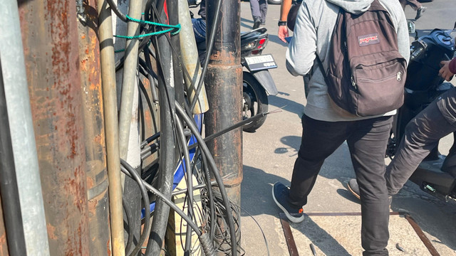 Pemandangan kabel semrawut dan menjuntai di Jalan Kapten Tendean, Mampang Prapatan, Jakarta Selatan, Rabu (30/7/2025). Foto: Nasywa Athifah/kumparan