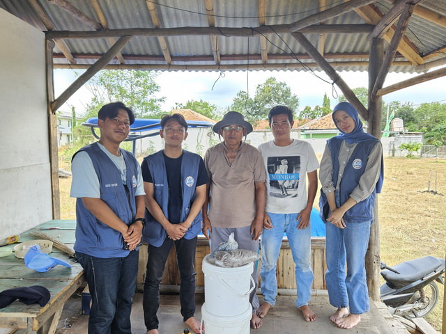 pak Asep salah satu warga yang mengikuti pelatihan pemanfaatan limbah dengan mahasiswa KKN UBP di desa Mekarjaya