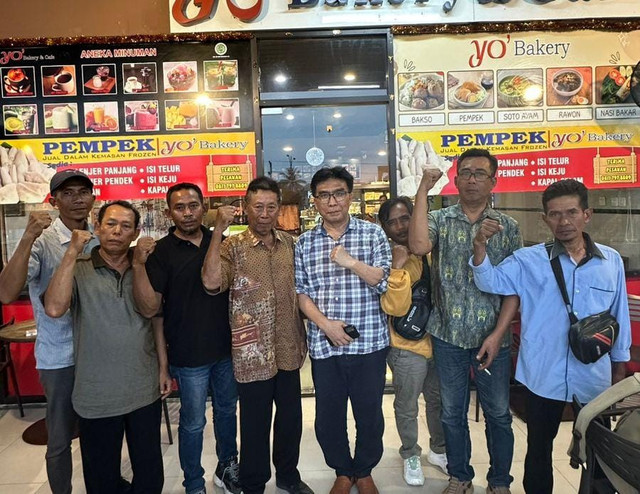 Perwakilan warga Unit Pemukiman Transmigrasi (UPT) SP1, SP2, dan SP3 Way Terusan di Desa Mataram Udik, Kecamatan Bandar Mataram, Kabupaten Lampung Tengah, saat bertemu Tenaga Ahli Utama Kantor Staf Presiden (KSP), Sahat Lumanraja| Foto : Dok. Ist