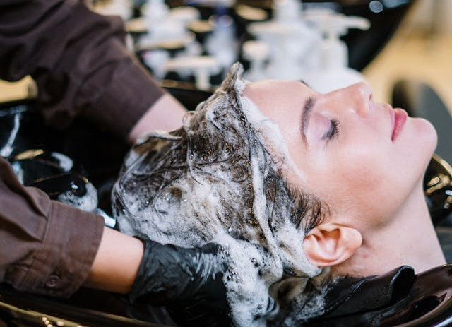 Ilustrasi shampo untuk rambut rontok dan tipis. Sumber: www.pexels.com