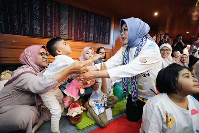 Penasihat I Dharma Wanita Persatuan (DWP) Fatma Saifullah Yusuf menghadiri Peringatan Hari Anak Nasional 2025 di Kemensos, Senin (28/7/2025). Foto: Kemensos RI