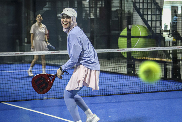 Sejumlah warga bermain olahraga Padel di kawasan TB Simatupang, Jakarta, Rabu (30/7/2025). Foto: Iqbal Firdaus/kumparan