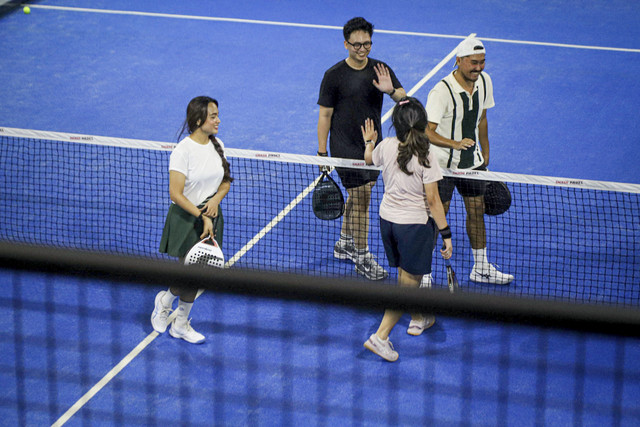 Sejumlah warga bersalaman usai bermain olahraga Padel di kawasan TB Simatupang, Jakarta, Rabu (30/7/2025). Foto: Iqbal Firdaus/kumparan