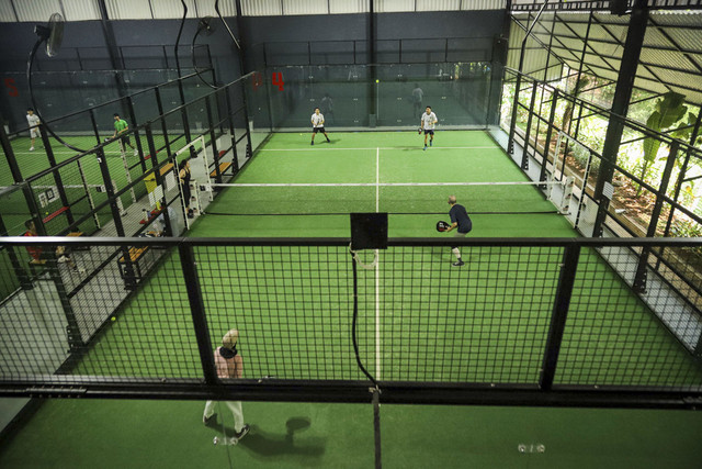 Sejumlah warga bermain olahraga Padel di kawasan TB Simatupang, Jakarta, Rabu (30/7/2025). Foto: Iqbal Firdaus/kumparan