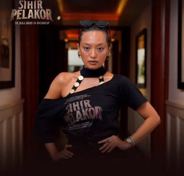 Asmara Abigail tampil edgy kala menghadiri pemutara film Sihir Pelakor perdana. Foto: Instagram @asmaraabigail