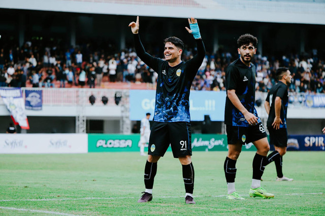 Selebrasi Rafael Rafinha setelah mencetak gol kemenangan dalam laga uji coba pramusim terakhir melawan PSIS Semarang di Stadion Mandala Krida, Selasa (29/7). Foto: Dok. PSIM Jogja