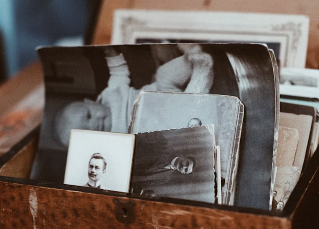 Ilustrasi materi sejarah kelas 10. Foto: Unsplash/Roman Kraft