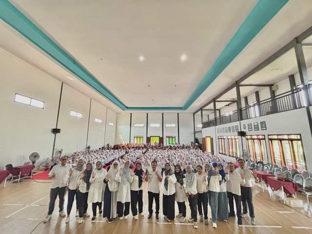 Penyuluhan kesehatan reproduksi di salah satu SMA oleh Departemen Patologi Anatomik FK Unair. Foto: Istimewa 