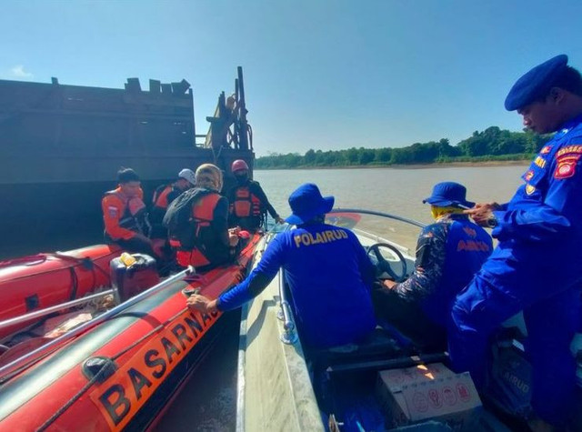 Pencarian korban tenggelam di Sungai Melawi. Foto: Dok. istimewa