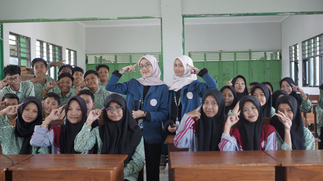 Mahasiswa KKN Unair Edukasi Siswa Desa Madureso, Wujudkan Generasi Cakap Digital