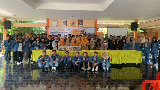 Foto bersama mahasiswa, dosen & warga Desa Sidomojo