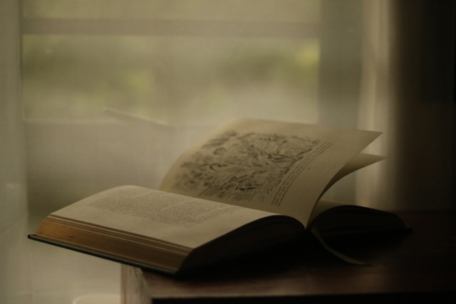 Ilustrasi pembuatan latar waktu cerita dalam kutipan novel sejarah. Foto: Unsplash/Alicia Christin Gerald