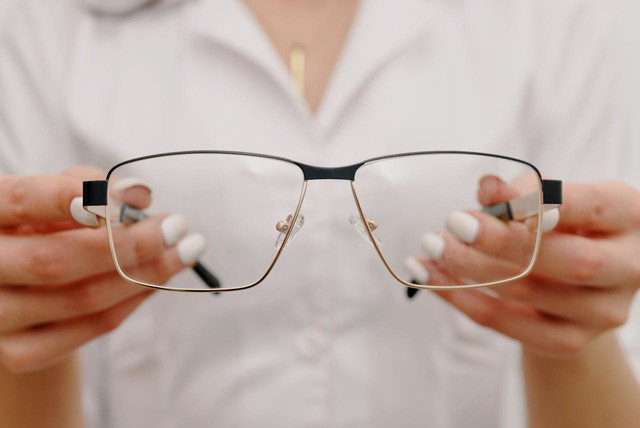 Ilustrasi tips merawat kacamata agar awet. Foto: Pexels