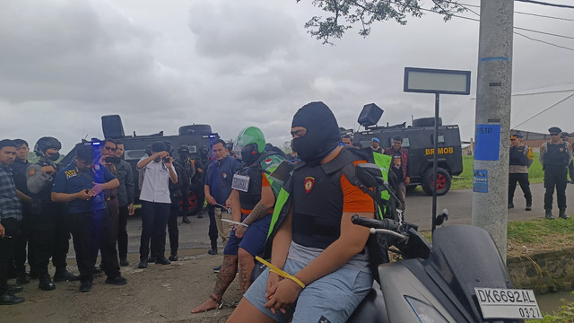 WN Australia Coskunmevlut (kanan, celana biru muda), saat hadir di rekonstruksi kasus penembakan WN Australia di Bali, Rabu (30/7/2025). Foto: Denita BR Matondang/kumparan