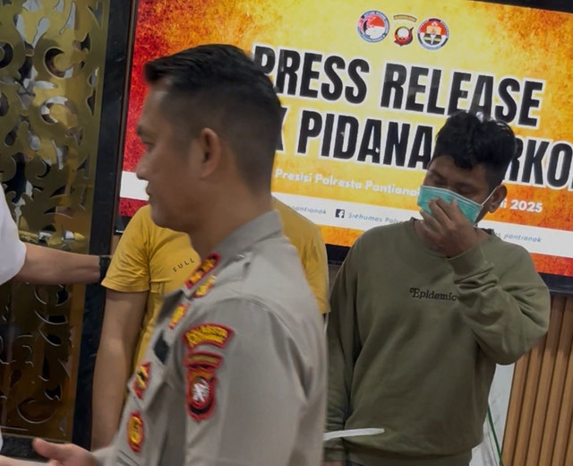 Sosok BO (31) (kanan). Ketika ditampilkan di press rilis di Polresta Pontianak, Rabu 30 Juli 2025. Foto: Rabiansyah/Hi!Pontianak.