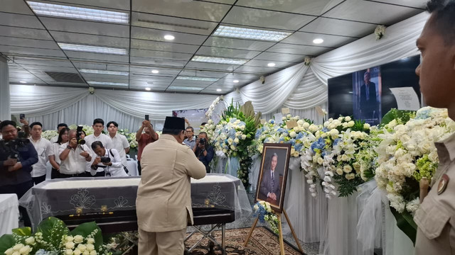 Presiden Prabowo Subianto melayat ke rumah duka mantan Menko Ekonomi, Keuangan dan Industri Kwik Kian Gie di Rumah Duka Sentosa, Kompleks RSPAD, Jakarta Pusat, Rabu (30/7/2025). Foto: Zamachsyari/kumparan