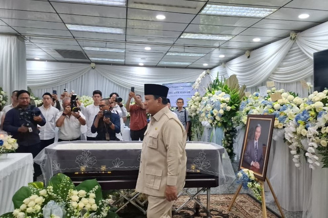 Presiden Prabowo Subianto melayat ke rumah duka mantan Menko Eknomi, Keuangan dan Industri Kwik Kian Gie di Rumah Duka Sentosa, Kompleks RSPAD, Jakarta Pusat, Rabu (30/7/2025). Foto: Zamachsyari/kumparan