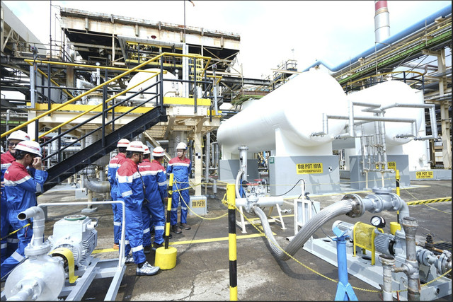 PT Kilang Pertamina Internasional (KPI) mulai melakukan ujicoba produksi bahan bakar pesawat Pertamina Sustainable Aviation Fuel (SAF) dengan bahan baku Used Cooking Oil (UCO) atau lebih dikenal dengan minyak jelantah, Rabu (30/7/2025). Foto: Dok. KPI