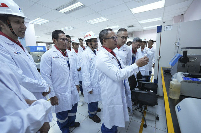 PT Kilang Pertamina Internasional (KPI) mulai melakukan ujicoba produksi bahan bakar pesawat Pertamina Sustainable Aviation Fuel (SAF) dengan bahan baku Used Cooking Oil (UCO) atau lebih dikenal dengan minyak jelantah, Rabu (30/7/2025). Foto: Dok. KPI