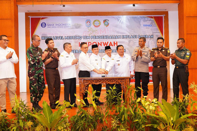 Launching website kuponwah.pontianak.go.id yang merupakan gabungan TPID tiga wilayah, Kota Pontianak, Kabupaten Kubu Raya dan Kabupaten Mempawah. Foto: Dok. Prokopim Pemkot Pontianak 