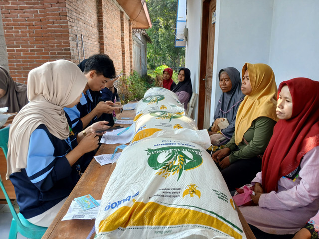 proses pendataan penerima bantuan bahan pangan melalui aplikasi Banpang Mobile.