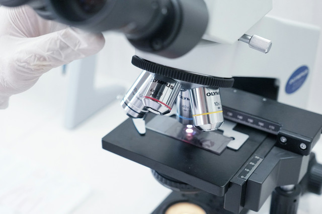 Langkah Keselamatan Kerja di Laboratorium. Foto Hanya Ilustrasi, Bukan Sebenarnya. Sumber Unsplash Indra Projects