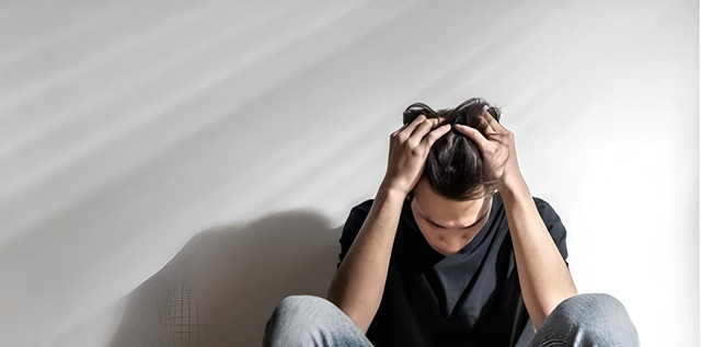 Ilustrasi dampak psikologis dari overthinking, yang dapat memicu stres dan gangguan fungsi otak (sumber: shutterstock.com)
