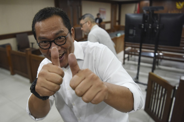 Dua terdakwa kasus dugaan TPPU dalam korupsi penjualan ore nikel ilegal, Windu Aji Sutanto (kiri) dan Glenn Ario Sudarto (tengah) berjalan meninggalkan ruangan usai mengikuti sidang pembacaan tuntutan di Pengadilan Tipikor, Jakarta, Rabu (30/7/2025). Foto: Indrianto Eko Suwarso/ANTARA FOTO
