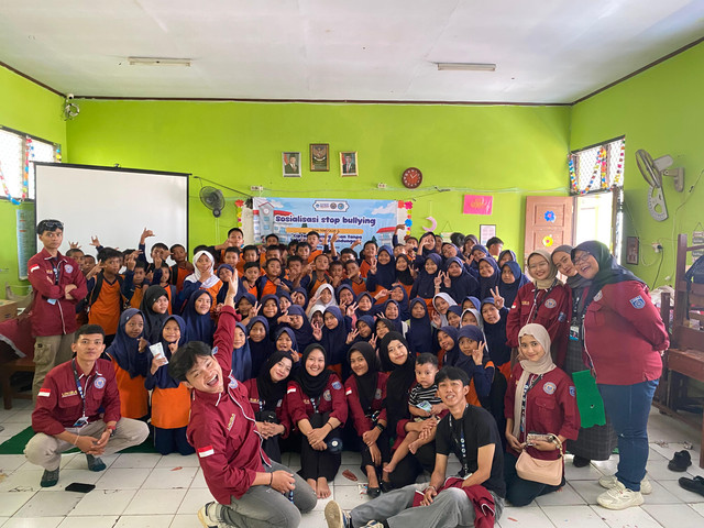 sesi foto bersama murid yang mengkuti sosialisasi(sumber: anggota kkm 19 uniba)