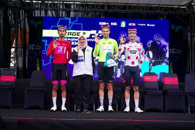 Pebalap asal Italia, Nicolo Pettiti (kanan) peraih polkadot jersey sebagai King Of Mountain Etape Kedua Tour de Banyuwangi Ijen. Foto: Dok. Istimewa