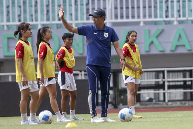 Pelatih sepak bola Timnas Wanita Indonesia Joko Susilo (kedua kanan) memimpin sesi latihan di Stadion Pakansari, Kabupaten Bogor, Jawa Barat, Rabu (30/7/2025). Foto: Yulius Satria Wijaya/ANTARA FOTO