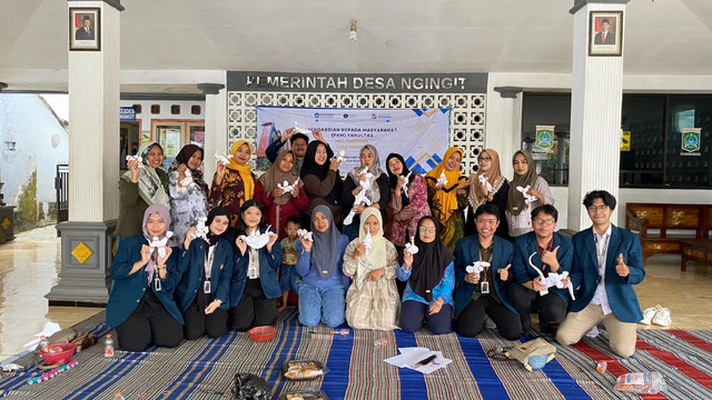 Tim PKM FEB UB dan Perempuan Desa Ngingit. Foto: Dokumen Istimewa Tim PKM FEB UB