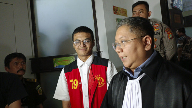 Vadel Badjideh didampingi kuasa hukumnya Oya Abdul Malik di Pengadilan Negeri Jakarta Selatan, Rabu (30/7/2025). Foto: Aprilandika Pratama/kumparan