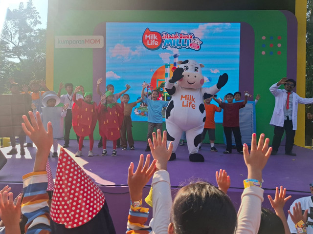 Sanggar Anak Bulungan saat menampilkan Special Cowbaret Show Jelajah Dunia Milli di kumparanMOM Festival Hari Anak 2025. Foto: kumparan