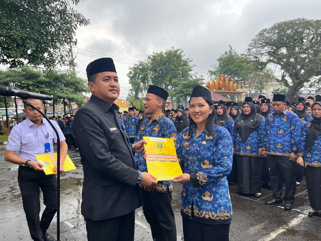 Kepala Pendidikan dan Kebudayaan (Disdikbud) Provinsi Lampung, Thomas Amirico saat melantik 2.514 guru honorer menjadi Pegawai Pemerintah dengan Perjanjian Kerja (PPPK) | Foto : Eka Febriani / Lampung Geh