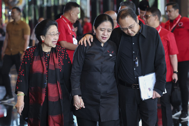 Ketua Umum DPP PDI Perjuangan (PDIP) Megawati Soekarnoputri bersama Ketua DPP PDIP, Puan Maharani dan Ketua DPP PDIP Bidang Ekonomi Kreatif, M. Prananda Prabowo saat Bimtek Fraksi PDI Perjuangan (PDIP) di Denpasar, Bali, Rabu (30/7/2025). Foto: Monang Sinaga/Antara Foto